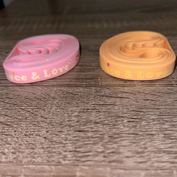 Love & peace silicone wristbands Bracelets New with out tags - Picture 3 of 3